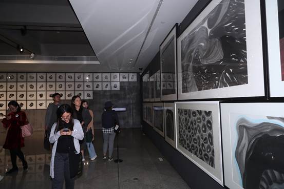 说明: LaCie:深圳展览盘原文件:深圳关山月美术馆展览文献:20191123叠加态/马泉作品展照片(官方):原始拍摄照片:02、展览场景照片 :BH9I1668.jpg 说明: LaCie:深圳展览盘原文件:深圳关山月美术馆展览文献:20191123叠加态/马泉作品展照片(官方):原始拍摄照片:02、展览场景照片 :BH9I1668.jpg