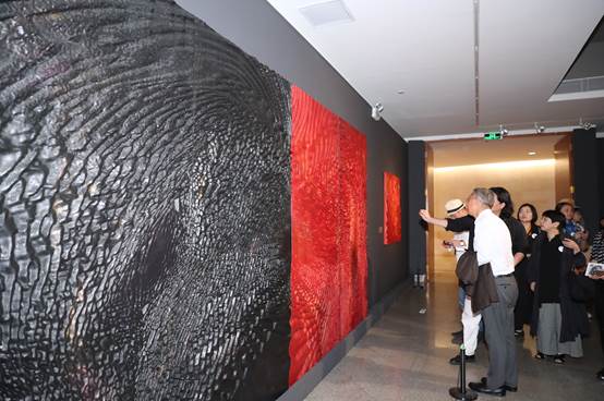 说明: LaCie:深圳展览盘原文件:深圳关山月美术馆展览文献:20191123叠加态/马泉作品展照片(官方):64、观展.jpg 说明: LaCie:深圳展览盘原文件:深圳关山月美术馆展览文献:20191123叠加态/马泉作品展照片(官方):64、观展.jpg