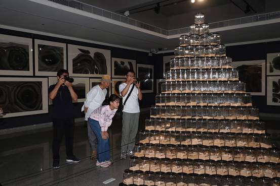 说明: LaCie:深圳展览盘原文件:深圳关山月美术馆展览文献:20191123叠加态/马泉作品展照片(官方):原始拍摄照片:02、展览场景照片 :BH9I1671.jpg 说明: LaCie:深圳展览盘原文件:深圳关山月美术馆展览文献:20191123叠加态/马泉作品展照片(官方):原始拍摄照片:02、展览场景照片 :BH9I1671.jpg